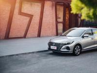 口碑車型逸動打造新款，逸動PLUS引領高端品質新家轎
